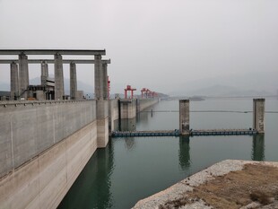 壮观的水坝建筑景观