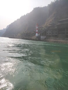 碧波江畔的秀丽风光