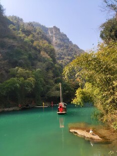 青山绿水间的泛舟美景