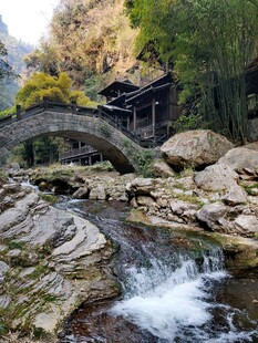 山间石桥伴溪流美景