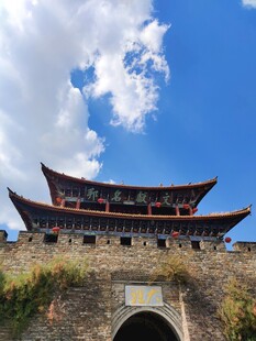 古雅城楼映于蓝天白云下