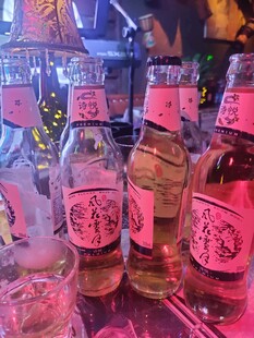 多彩灯光下的特色瓶装饮品