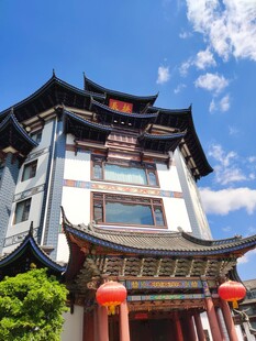 中式古建筑飞檐挂红灯