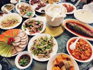 云南大理丽丰盛中式菜肴摆满一桌