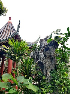 中式园林景观中的雕塑与建筑