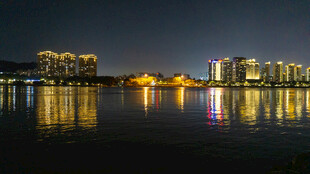城市夜景湖畔璀璨灯火