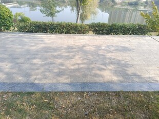 户外空旷水泥地面场景