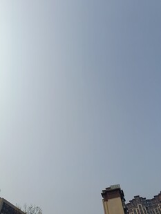 蓝天映衬下的建筑顶部