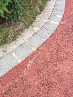 彩色步道边缘的砖石景观