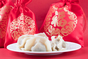 福袋旁的美味饺子