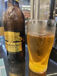 棕色啤酒瓶与满杯啤酒