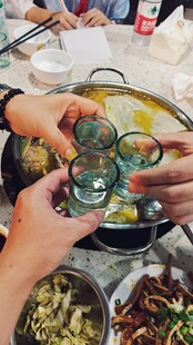 聚餐碰杯享丰盛美食