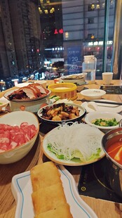 丰盛火锅食材摆满餐桌