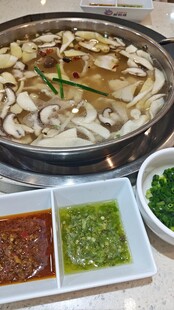 美味火锅配特色蘸料