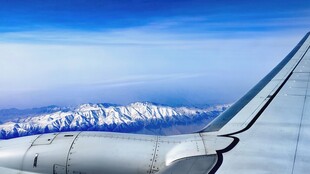 新疆喀纳斯禾木机窗外的雪山美景