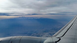 新疆喀纳斯飞机机翼下的云海景观