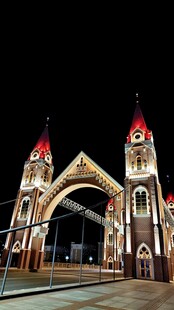 新疆喀纳夜晚的欧式拱门建筑景观