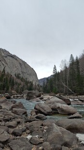 新疆喀纳山间溪流与嶙峋岩石景观