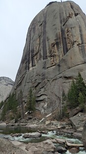 新疆喀纳斯禾木巍峨巨石屹立山间