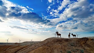 新疆喀山顶上的骑行者与壮美天空