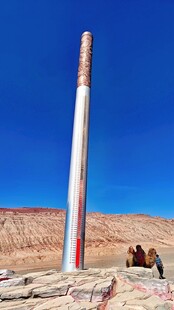 新疆喀纳斯沙漠中的高耸红白立柱