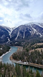 新疆喀纳斯壮丽山河间的蜿蜒河流