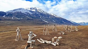 新疆喀户外多人进行休闲运动场景