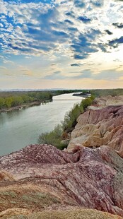 五彩河岸的壮美河景