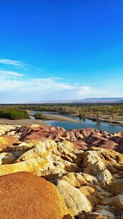 海边多彩岩石与碧蓝天空