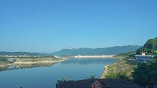 湖北三峡大坝宁静湖畔的山水风光