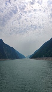 湖北三峡大壮丽山水间的辽阔江景
