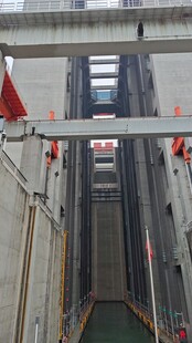 湖北三峡工业风垂直升降设备场景