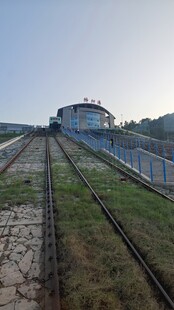 湖北三峡大坝地废弃铁轨旁的建筑