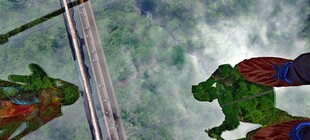 湖北三峡大坝蜘蛛侠攀爬高楼场景