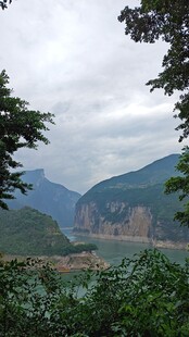 山间湖景绿意环绕的自然美