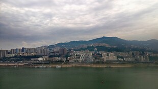 湖北三峡大坝地心谷湖畔山城风光