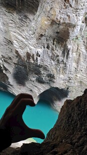 湖北三峡大手比爱心下的蓝洞美景