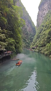 湖北三峡大峡谷中泛舟的美丽景致
