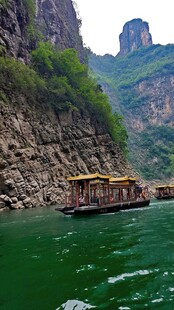 湖北三峡大青山绿水间的古朴游船