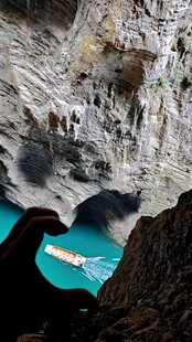 湖北三峡大洞穴中窥蓝色水域奇景