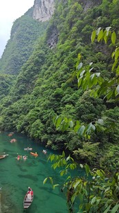 湖北三峡大青山绿水间的泛舟美景