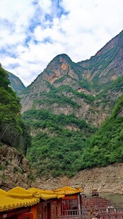 湖北三峡山间黄顶建筑与秀丽山峦