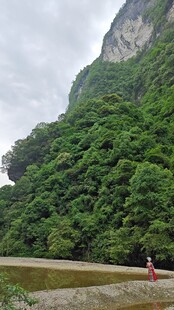 湖北三峡大山水间的竹筏漂流之旅