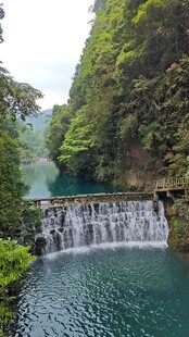 湖北三峡大山间飞瀑下的碧绿潭水