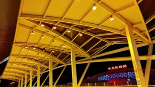 青海湖茶卡盐黄色钢结构建筑顶棚