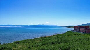 湖畔风光绿意与蓝水相映