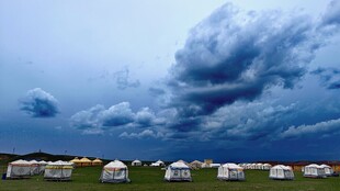 青海湖茶草原上的帐篷与壮丽乌云