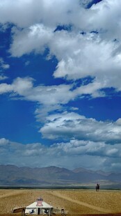 青海湖茶卡蓝天白云下的开阔原野