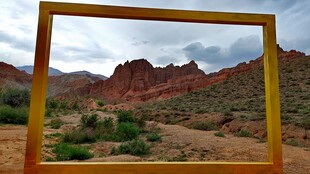 青海湖茶卡盐框中美景现红色山峦