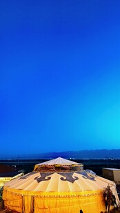 青海湖茶卡盐草原上的蒙古包夜景